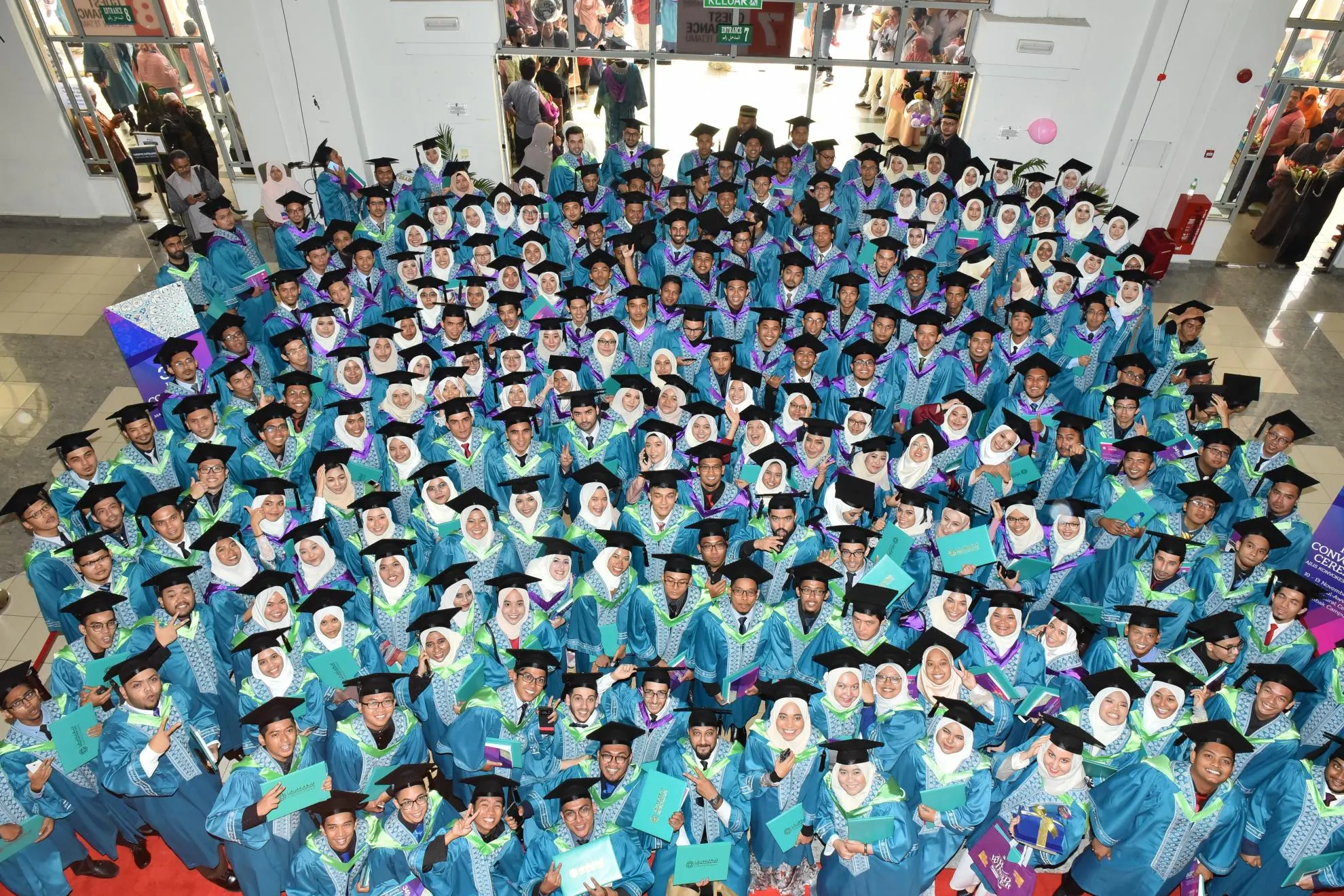 A large gathering of IIUM students in academic gowns.